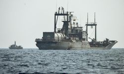 İran donanma gemisinden 204 kişi Sri Lanka'nın Kolombo Limanı'nda karaya çıkarıldı