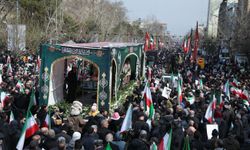 İran'da ABD ve İsrail saldırılarında ölen üst düzey komutanlar için cenaze töreni düzenlendi