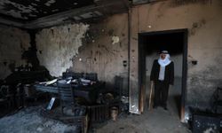 İsrailli yerleşimciler Batı Şeria'da Filistinlilere ait evleri ve araçları ateşe verdi