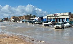 Libya'da şiddetli yağışlar nedeniyle sular altında kalan yollarda araçlar güçlükle ilerledi
