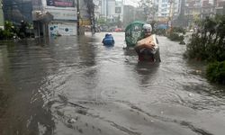 Bangladeş'te şiddetli yağışlar sonrası cadde ve sokaklar göle döndü