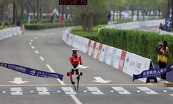 Beijing'deki yarı maratonda yarışan insansı robot, insanlara ait dünya rekorunu geçti