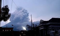 Endonezya'da Semeru Yanardağı'nda yeniden patlamalar meydana geldi