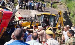 Hindistan kontrolündeki Keşmir'de otobüs kazası: 21 ölü, 61 yaralı