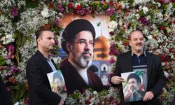 İran'da ulusal birlik mitingine on binlerce kişi katıldı