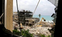 Lübnan'da İsrail saldırılarında yıkılan evlerin enkazında arama kurtarma çalışmaları sürüyor