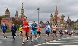 Rusya'da düzenlenen Moskova Yarı Maratonu'nda koşucular kıyasıya yarıştı