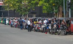 Sri Lanka benzinli araçlara getirilen kota uygulamasını tatil döneminde askıya aldı