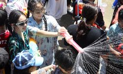 Tayland'da su sıçratma festivali eğlenceli görüntülere sahne oldu