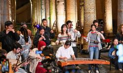 Türk ve Çinli öğrenciler, Yerebatan Sarnıcı'nda Çin halk müziği performansı sergiledi