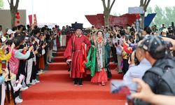 Çin'de 14 çift toplu nikah töreniyle dünya evine girdi