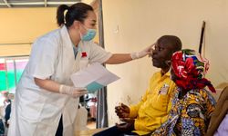 Çinli doktorlar, Burundi'de yaklaşık 300 katarakt hastasını ücretsiz ameliyat edecek