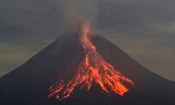 Endonezya'da Merapi Yanardağı kül püskürttü
