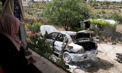 İsrailli yerleşimciler Batı Şeria'da Filistinlilere ait araçları yaktı