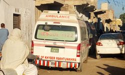 Pakistan'da polis aracına bombalı saldırı: 7 ölü
