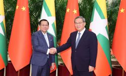Çin Başbakanı Li, Myanmar Devlet Başkanı ile bir araya geldi