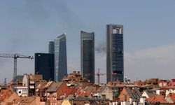 Madrid'deki Torre Moeve gökdeleninde yangın