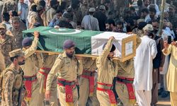 Pakistan kontrolündeki Keşmir'de askeri helikopter kazasında hayatını kaybedenler için cenaze töreni düzenlendi