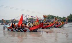 Pakistan'da ejderha teknesi yarışı düzenlendi