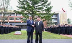 Xi ve Kim, Kore İşçi Partisi Merkezi Kadro Eğitim Okulu'nu ziyaret etti