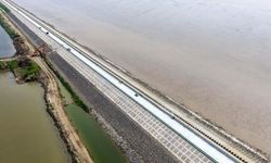 Çin'de fırtınalara karşı inşa edilen 9 metrelik deniz duvarının ilk etabı tamamlandı