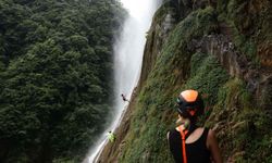 Çin'in Guizhou eyaletinde şelale inişi macera tutkunlarının yeni gözdesi oldu