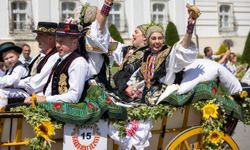 Hırvatistan'da düzenlenen 60. Dakovo Nakış Festivali renkli görüntülere sahne oldu