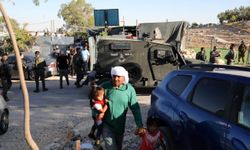 İsrail güçleri, Batı Şeria'da yerleşimci şiddetini protesto eden gösteriye baskın düzenledi