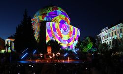 Macaristan'da düzenlenen ışık festivali renkli görüntülere sahne oldu