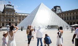Paris'teki Louvre Müzesi'nin kapanış saati aşırı sıcaklar nedeniyle 2 saat erkene çekildi