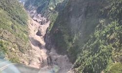 Çin Başbakanı Li, heyelanın vurduğu Gyirong ilçesine gitti