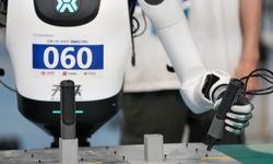 Çin'deki robot oyunlarında insansı robotlar günlük yaşam becerilerini sergiliyor