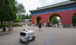 Çin'in başkenti Beijing'deki parklarda robotlar göreve başladı