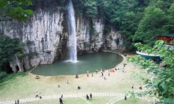 Çin'in Guizhou eyaletindeki karstik mağaralar yaz sıcaklarında turistlerin gözdesi oldu