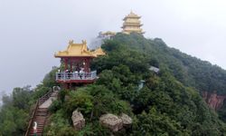 Çin'in Henan eyaletindeki Wangwu Dağı bölgesi yaz tatilinde turist akınına uğruyor