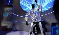 Çin'in Qingdao kentinin ilk 6S robot deneyim merkezi ziyaretçi akınına uğruyor