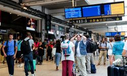 Paris'te tren seferleri elektrik arızası nedeniyle geçici olarak durduruldu