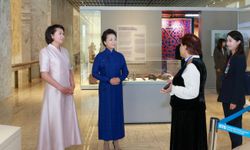 Peng Liyuan, Kırgızistan Ulusal Tarih Müzesi'ni ziyaret etti