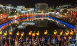 Çin'de Güz Ortası Festivali için fenerli geçit töreni