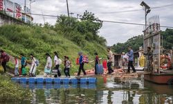 Çin'in Yunnan eyaletinde ücretsiz feribotlar öğrencilerin zorlu okul yolculuğunu kolaylaştırıyor