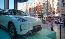 Çinli otomobil üreticisi Geely, İspanya'da yeni elektrikli aracı E2'yi tanıttı