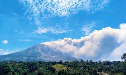 Endonezya'daki Sinabung Yanardağı faaliyete geçti