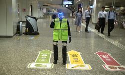 Singapur'da insansı robot Olly metro istasyonunda yolculara yardımcı oluyor