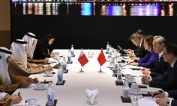 Çin Dışişleri Bakanı Wang, Bakü'de Bahreyn Dışişleri Bakanı Zeyani ile görüştü