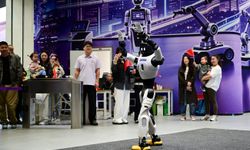 Çin'de akıllı robotlar Ulusal Gün tatilinde turizm deneyimlerine renk kattı