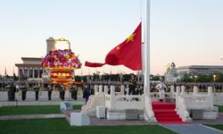 Çin'de Ulusal Gün kutlamaları kapsamında Tiananmen Meydanı'nda bayrak töreni düzenlendi