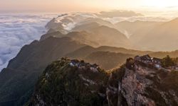 Çin'deki Jifeng Dağı'nın bulutlarla çevrili etkileyici manzarası