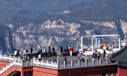 Çin'deki Yuntai Dağı tabloları aratmayan manzaralarıyla turistleri ağırlıyor