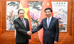 Çin'in en üst düzey siyasi danışmanı, Beijing'de Vietnam Ulusal Meclisi Başkanı ile görüştü