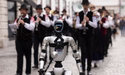 Çinli robot üreticisi Unitree'ye ait robot, Slovenya'da orkestra yönetti